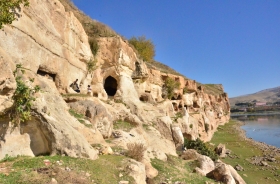 ROCK HOUSING AT THE NORTH OF HASANKEYF